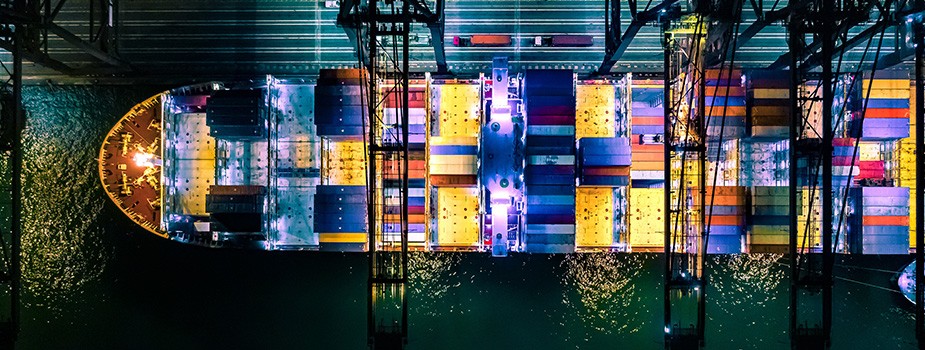 Shipping ship with containers